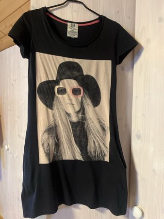 Schwarzes Sommerkleid, Gr. S, Motivdruck – oversized