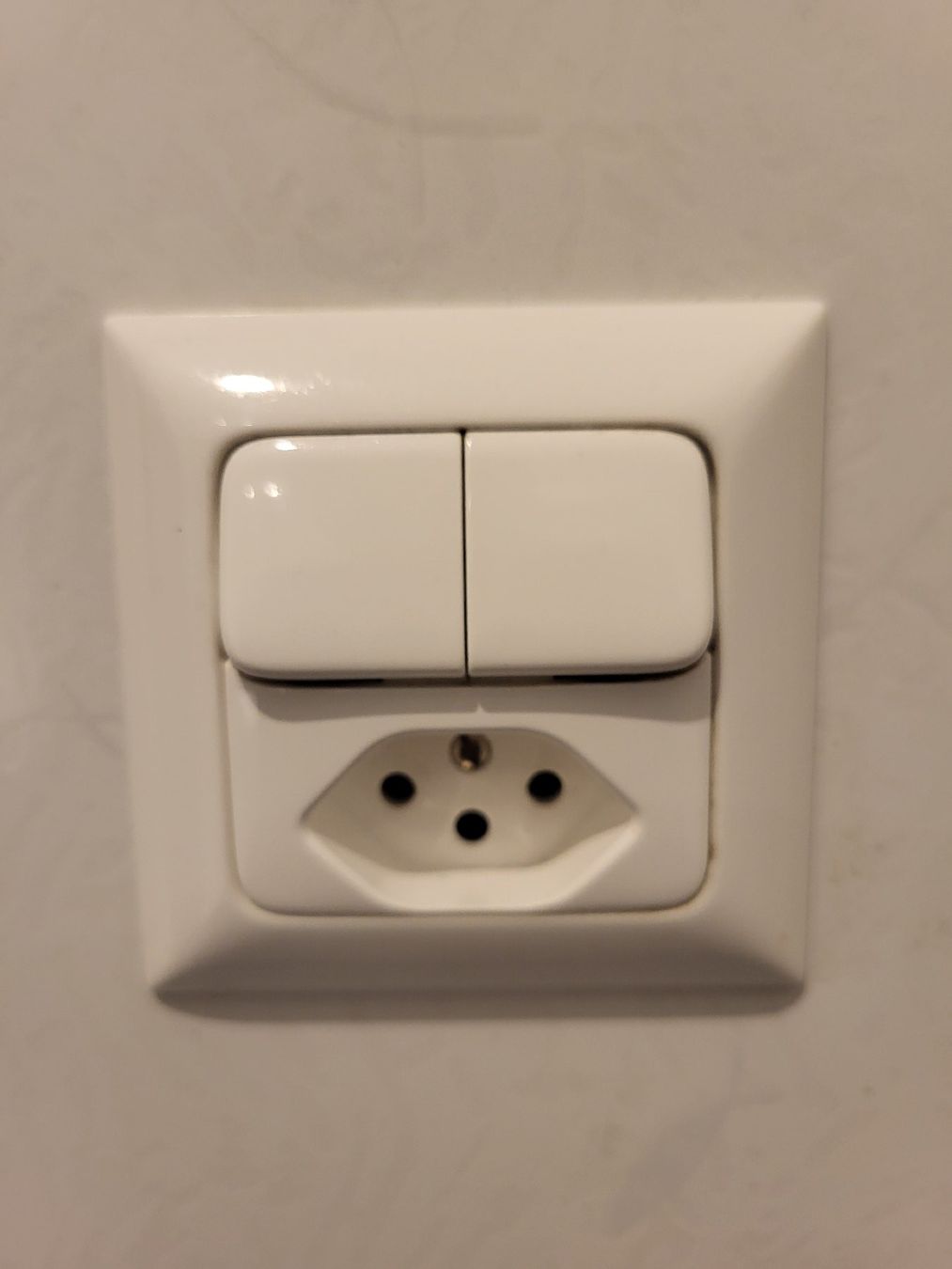 Legrand Interruttori: legrand NGS 7803 51 Doppelschalter + Steckdose – Usato da Uster venduto da TamaYuri