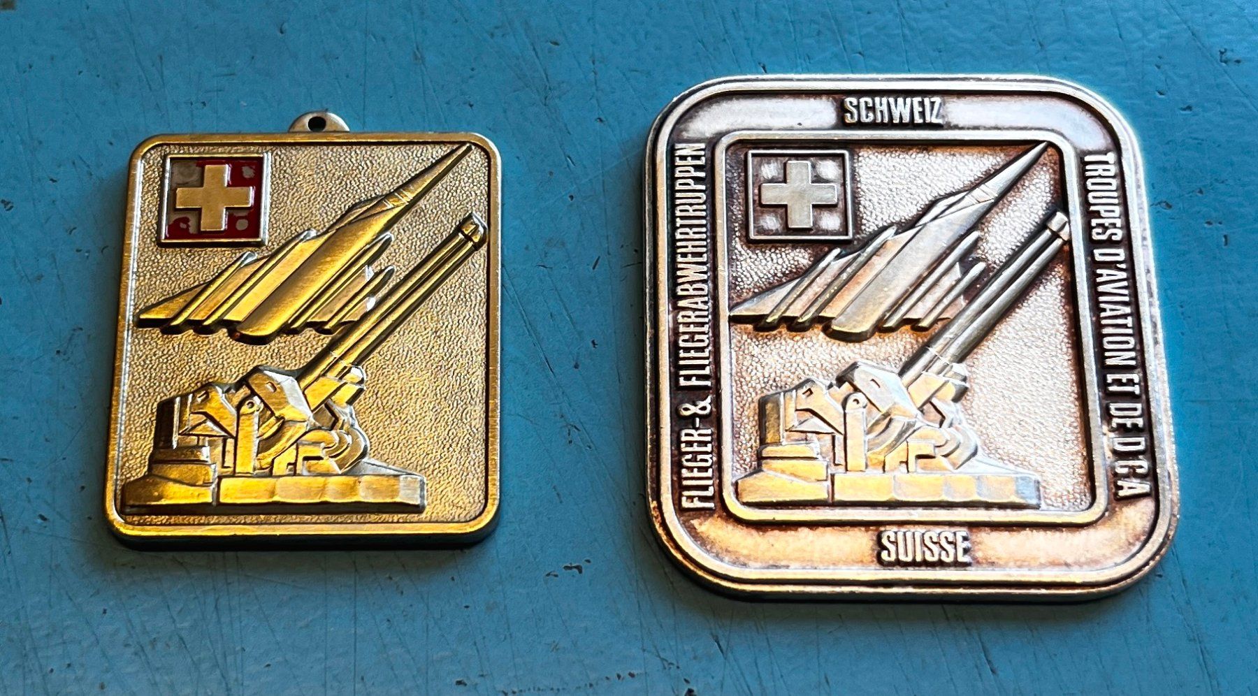 Schweizer Armee Placchette & Badge: Abzeichen Flieger-& Fliegerabwehrtruppen Schweiz – Usato da Obernau venduto da Wgnom