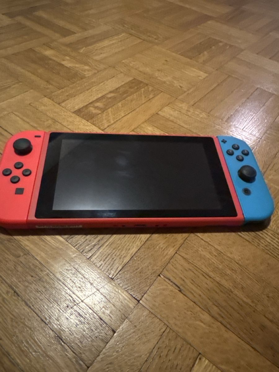 Nintendo Console: Nintendo Switch Bundle: Console, Games, and Accessories! – Usato da pfungen venduto da pearceni 1