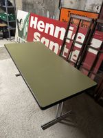 Table pliable vintage avec pieds chromés, parfait état