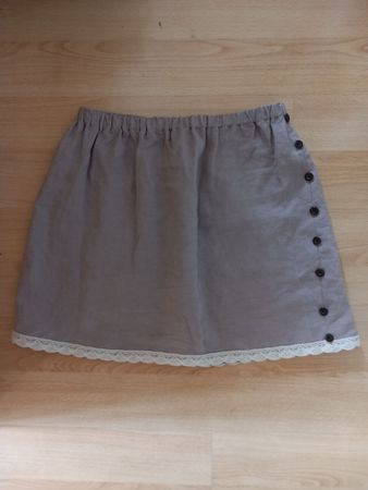 Jupe beige en lin à boutons et dentelle