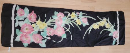 Foulard en soie peint à la main motif floral noir
