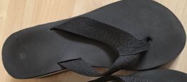 Flip-Flops schwarz mit Regenbogenstreifen Grösse 44