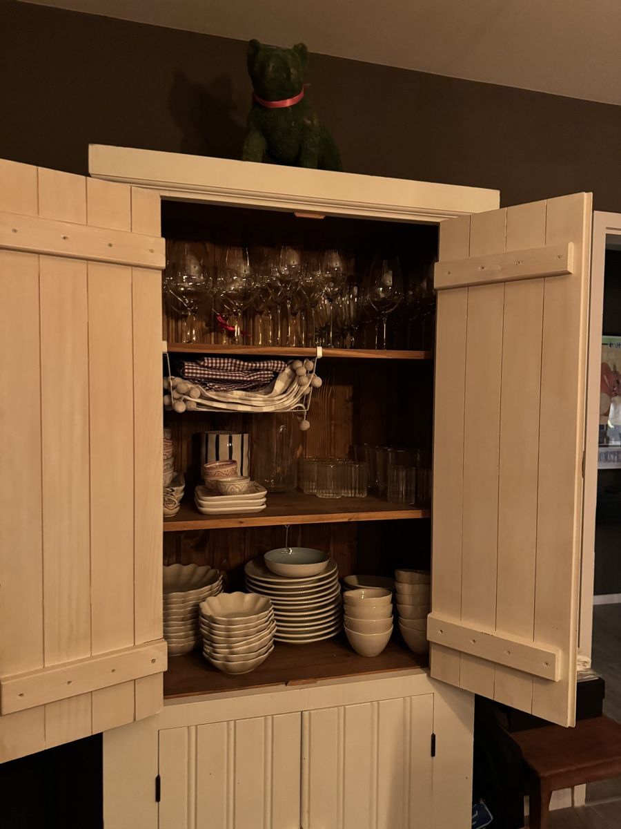 Armoires: Vintage Display Cabinet: Perfect for Hosting! – D'occasion à Kilchberg ZH par lyn_fsc9 2