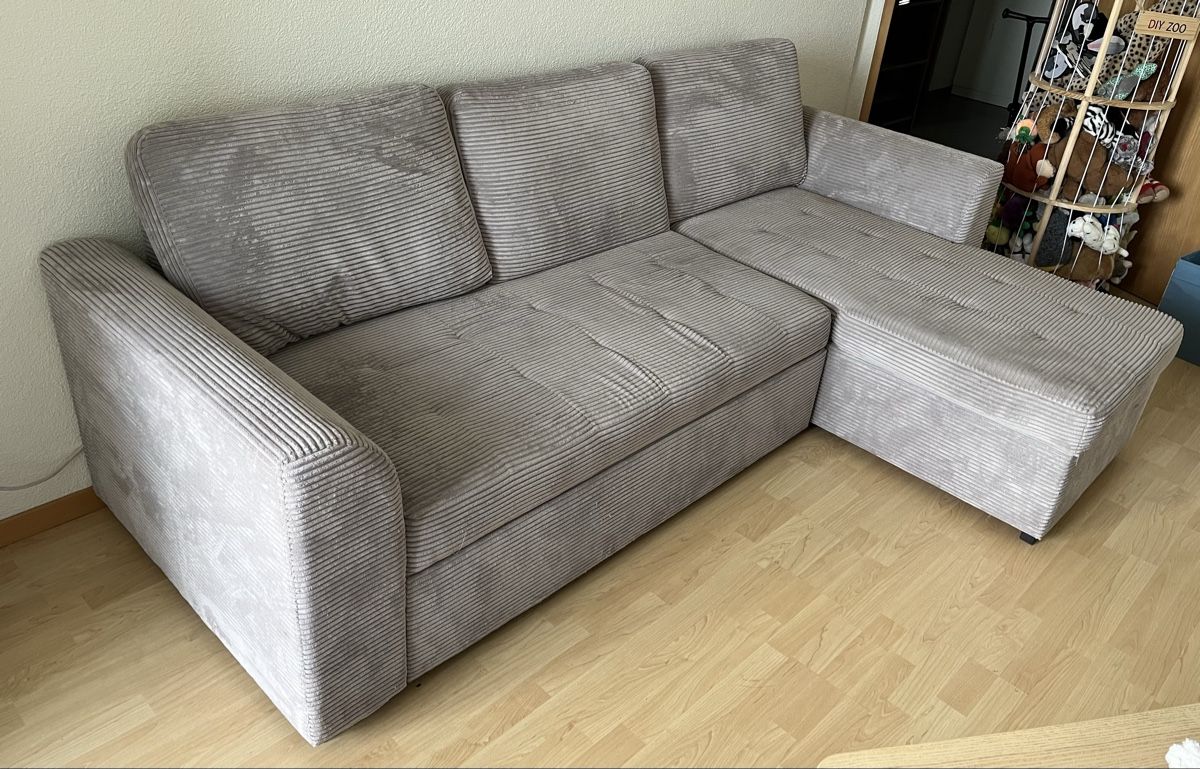 Sofas: Hellgraues Ecksofa Cord, mit Bettfunktion und Bettkasten – D'occasion à Hildisrieden par Gwennn 1