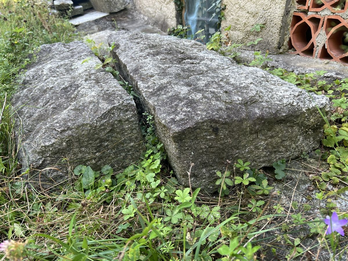 Steine & Dachziegeln: Zwei schöne alte Treppenblöcke Vallemaggia Granit – Gebraucht aus Avegno von CaVal13 3