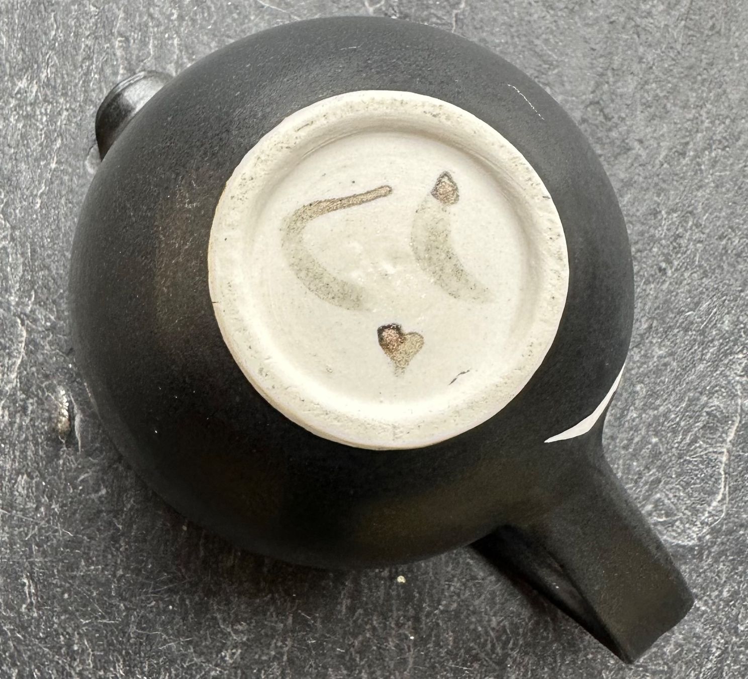 Caraffe: Keramikkrug schwarz mit weissem Schweif – Usato da Luzern venduto da Mamutpe 2