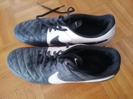 Deux paires de chaussures football Nike (taille 44.5-45)