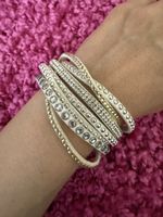 Elegantes Wickelarmband mit Glitzersteinen für warme Tage