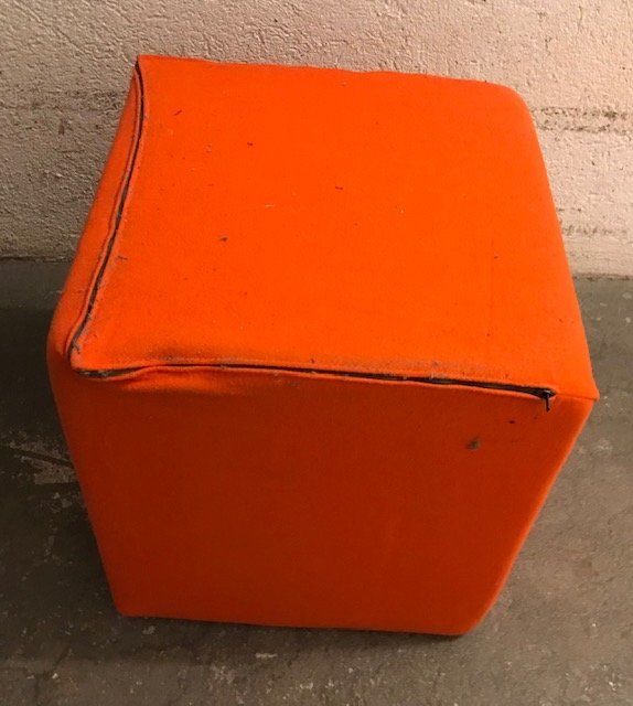 Hocker: Sitzwürfel Schaumstoff orange Hülle – Gebraucht aus Zürich von gigimai67 2