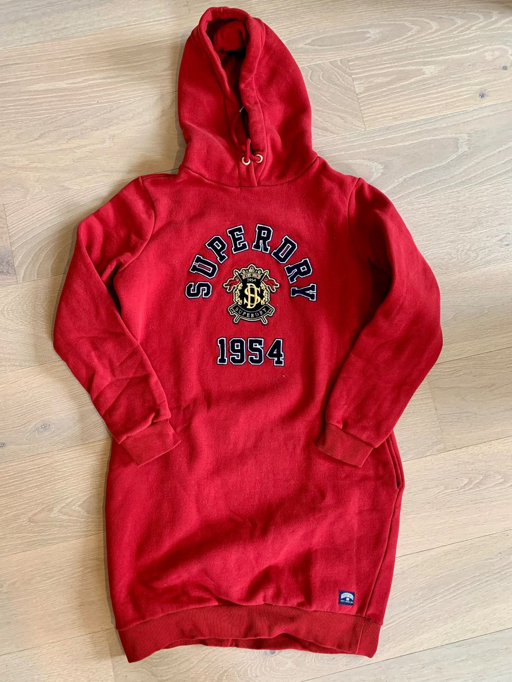 Superdry Kleider: Superdry Sweat Kleid rot Grösse 38 – Gebraucht aus Andelfingen von Niki214