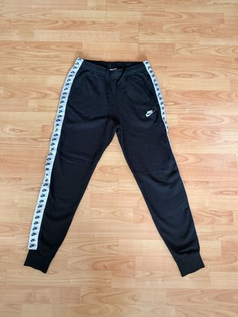 Nike Trainingshose schwarz mit Seitenstreifen Grösse S