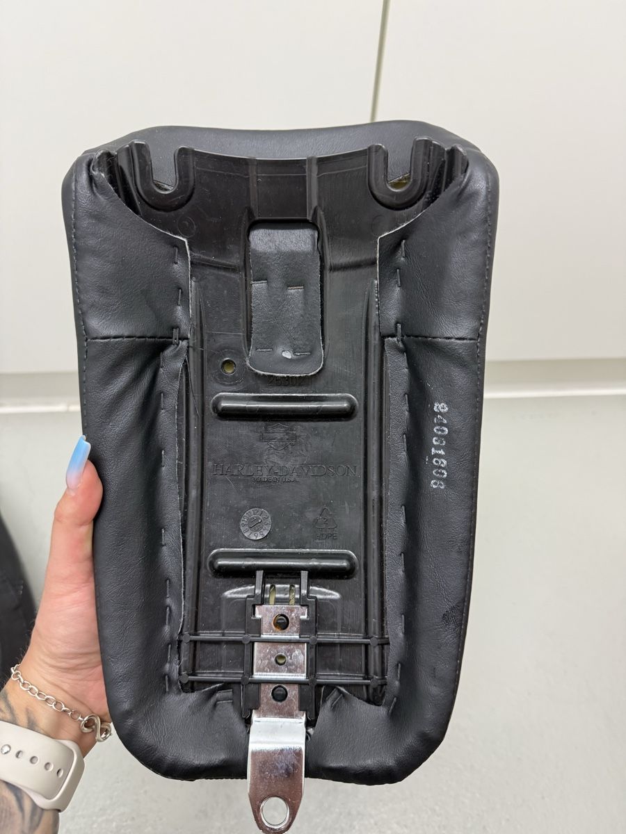 Harley-Davidson Alle Motorradersatzteile: Harley-Davidson Breakout Original Soziussitz – Gebraucht aus Bülach von lor_72tg 4