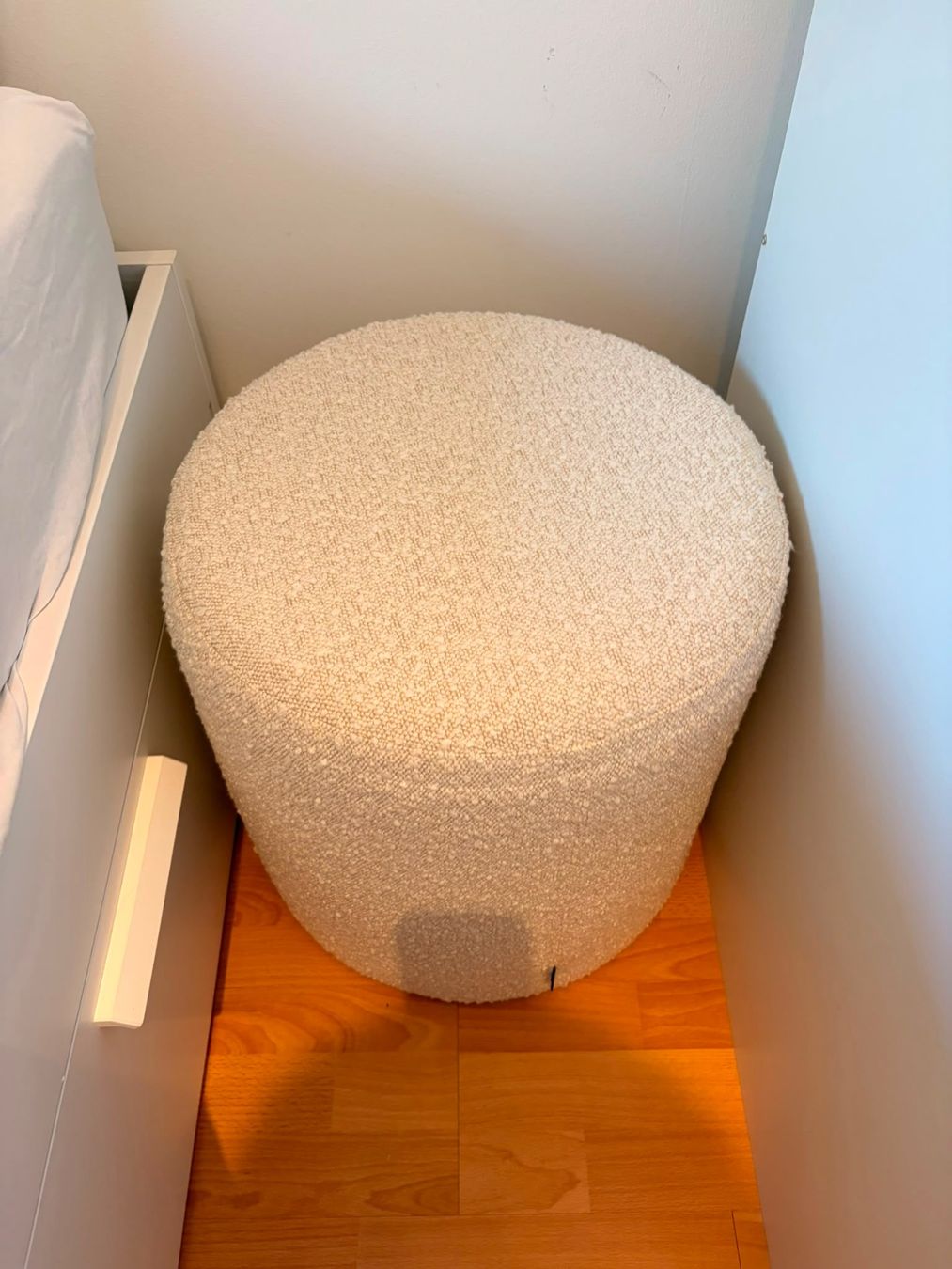Sofacompany Tabourets: 2 Stk. Bouclé Pouf mit Nussbaum Tablett – D'occasion à Zürich par pre_vy7t 3