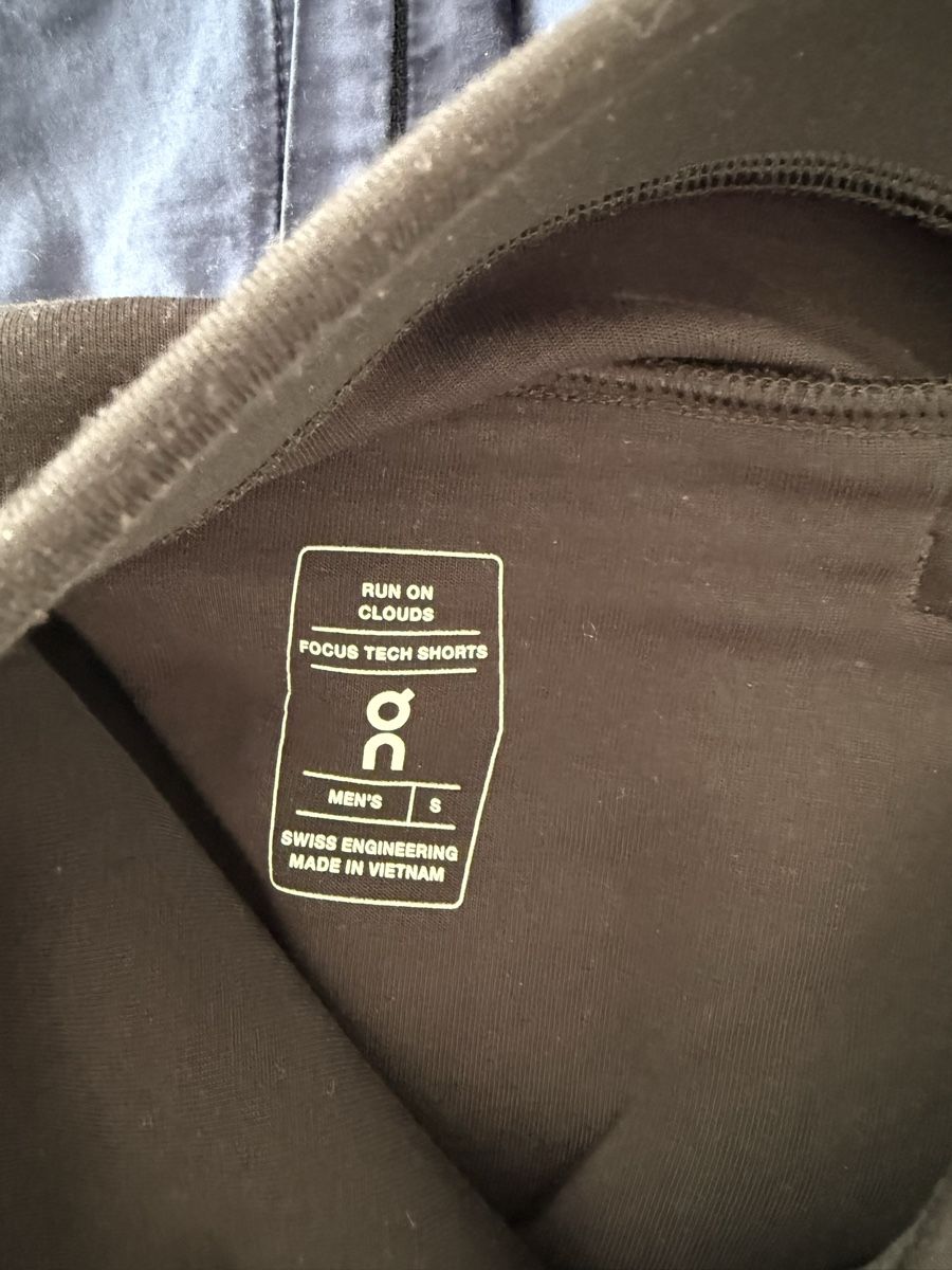 Hosen: On Focus Tech Shorts Grösse S – Gebraucht aus Fällanden von Dominic133 2