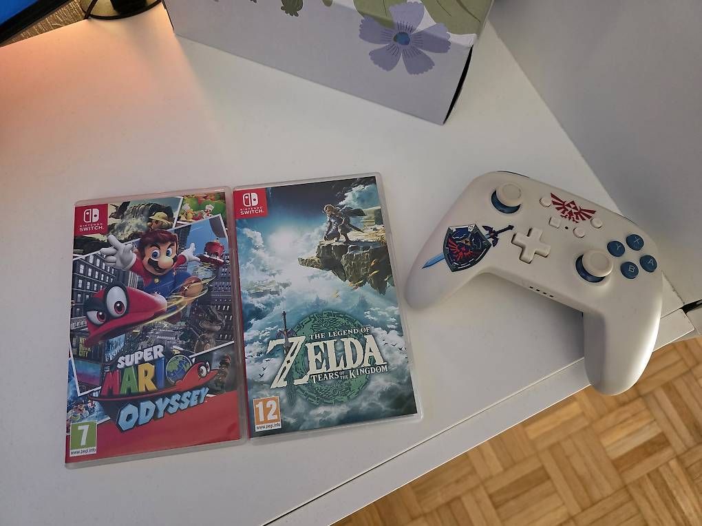 Nintendo Console: Nintendo Switch + 2 manettes + 2 jeux à vendre – Usato da Prilly venduto da Ha_Jer 1
