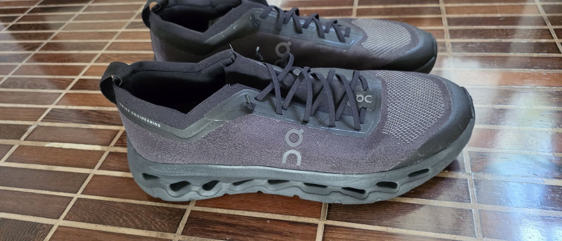 On Chaussures hommes: On Cloudsurfer Next Herren Black / Eclipse - 46 – D'occasion à Biel/Bienne par Popoff1 1
