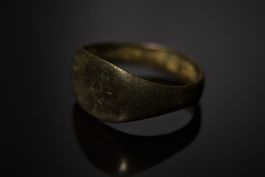Mittelalterlicher Fingerring mit verbreitertem Kopfbereich