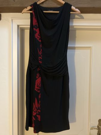Kleid mit Wasserfallausschnitt