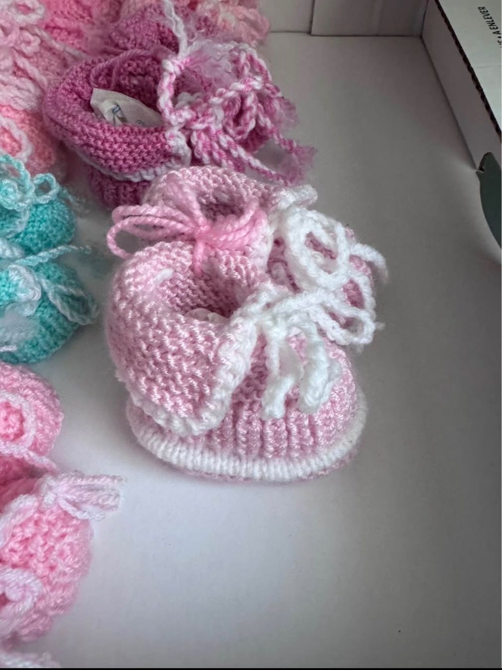 Calze per bambini: Chaussons bébé-cadeau naissance – Nuovo (secondo la descrizione) da Fey (Nendaz) venduto da Azelie