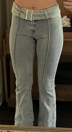 Flared Y2k Jeans mit Gürtel