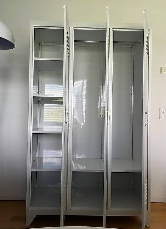 Schränke: Weisser Spindschrank mit 3 Abteilungen – Gebraucht aus Thalwil von DanaeA 2