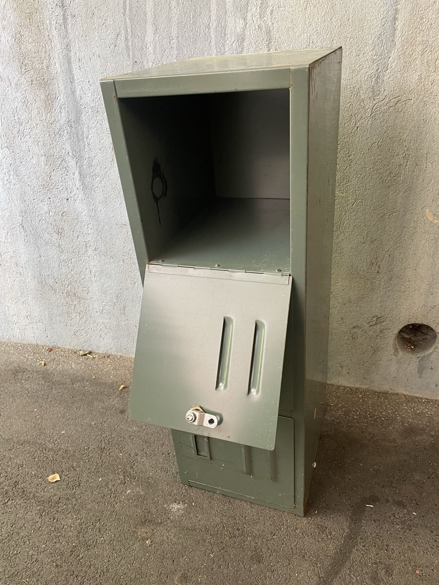 Porte manteau: Metallschrank/Garderobe 3 Fächer Gebraucht – D'occasion à Bern par coca-cola12 1