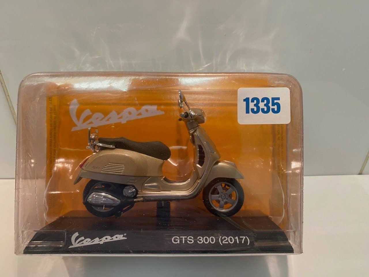 Vespa Kit di modellismo & Modellini statici: Vespa GTS 300 2017 1-18 / 497 – Nuovo e nell'imballaggio originale da Stäfa venduto da thebrand 1