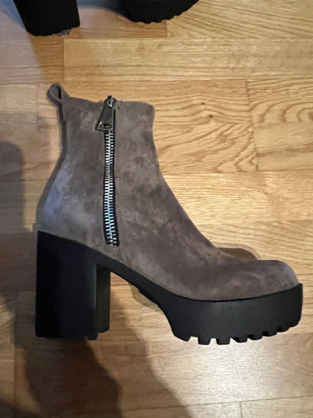 Scarpe da donna: Wildleder Stiefeletten – Usato da Egerkingen venduto da ear_k6fg 1