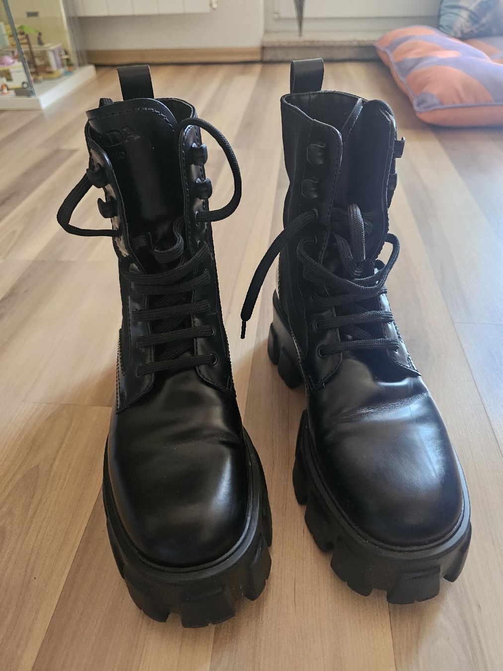 Prada Scarpe da donna: Prada Monolith Brushed Rois Leather & Re-Nylon Boots – Usato da Basel venduto da NamiNeko
