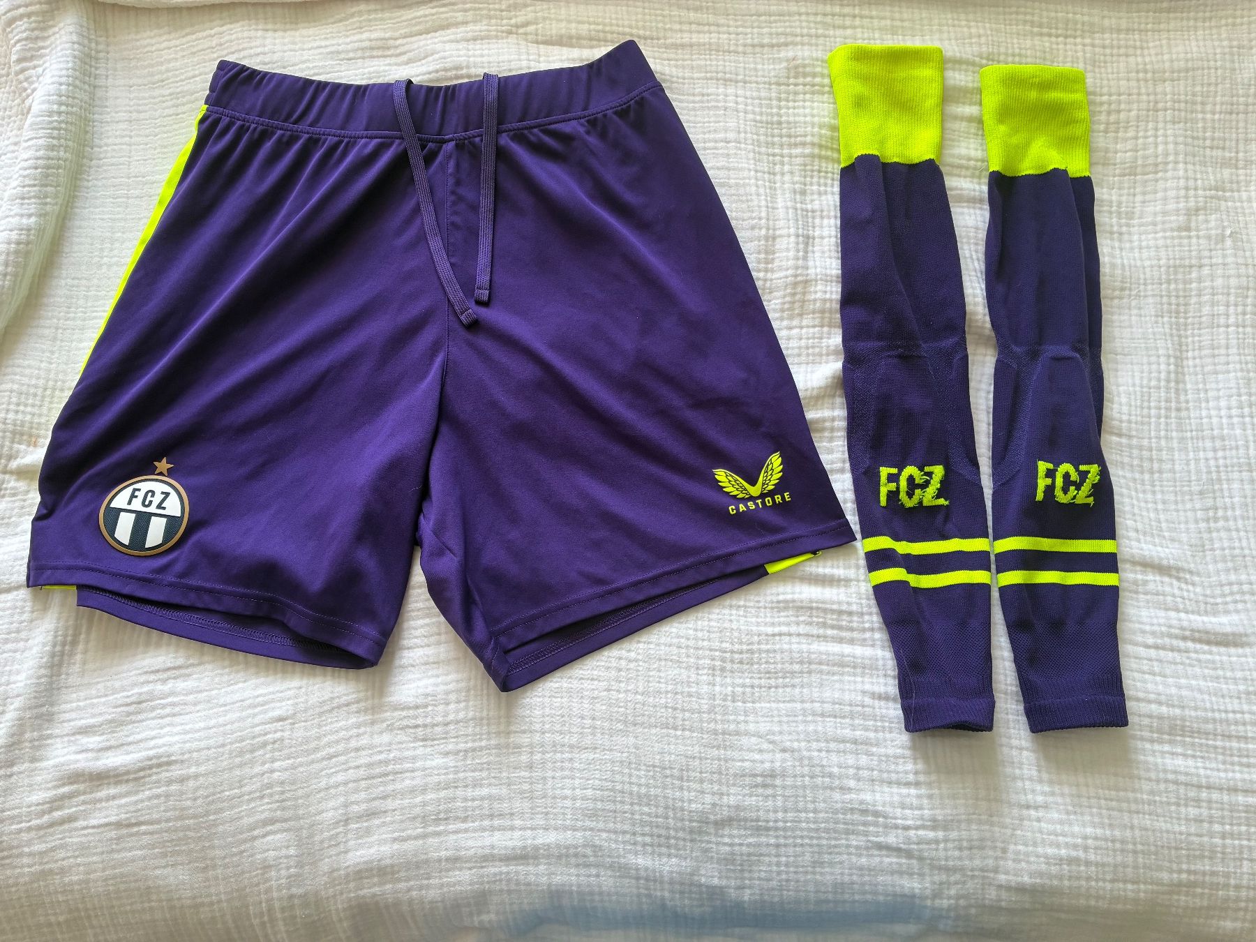 Canottiere & Pantaloni: FCZ Trikothose und Stutzen – Usato da Zürich venduto da ali_5m9b
