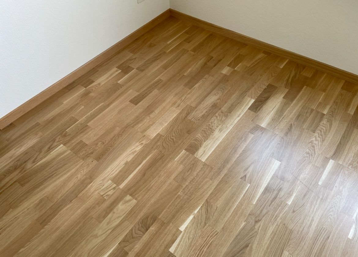 Articoli in legno: Parkett Eiche Lackiert – Usato da Würenlos venduto da Shop_Shop 2