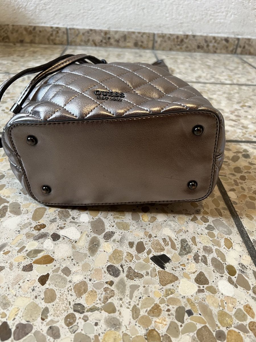 Guess Borse da donna: Guess Beuteltasche Metallic Silber gesteppt Handtasche – Usato da Bad Zurzach venduto da Heugumper7 3