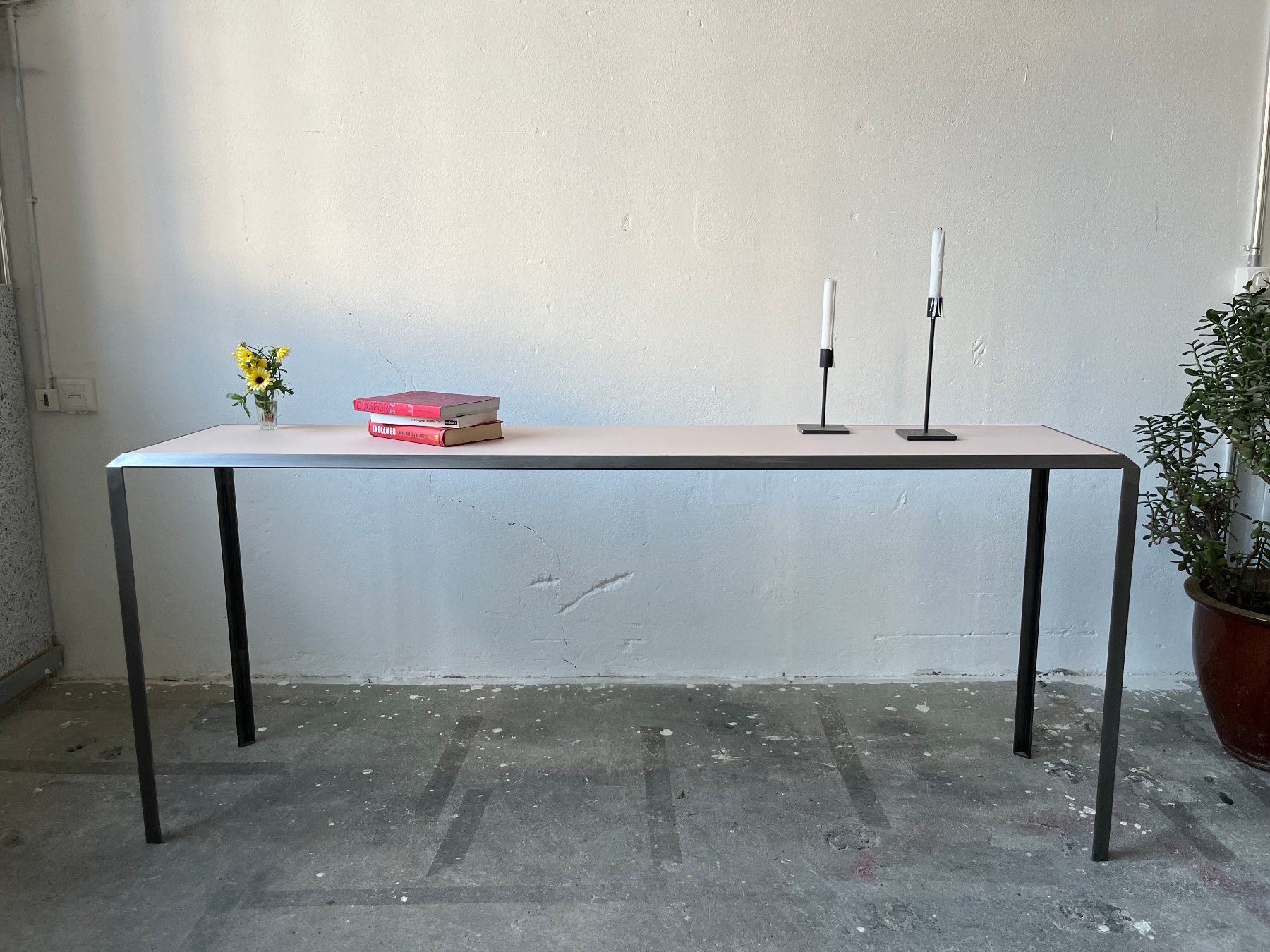 Tavoli: Konsolentisch / Sideboard Linoleum Stahl – Usato da Zürich venduto da Glaesser