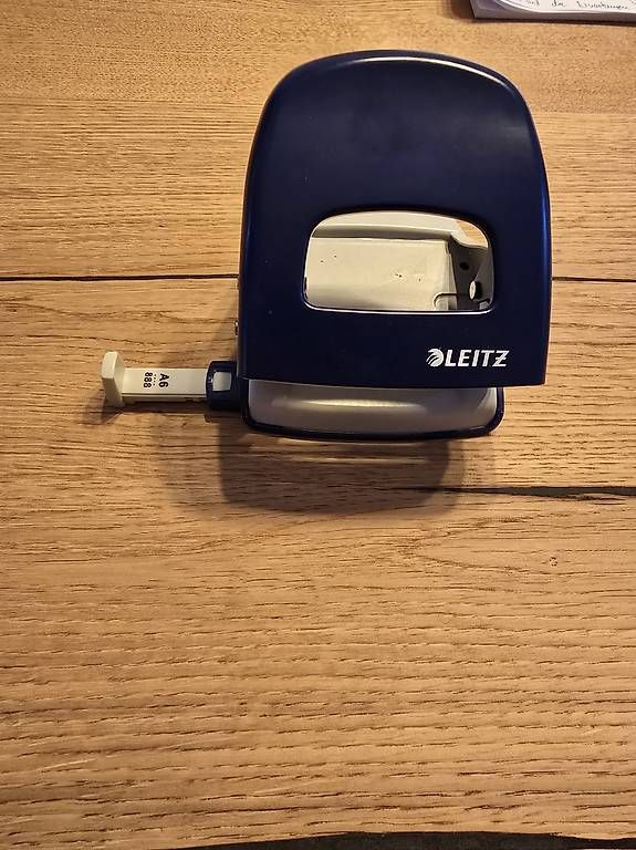 Leitz Bindegeräte: Blauer Leitz Locher – Gebraucht aus Dörflingen von PURGE 1