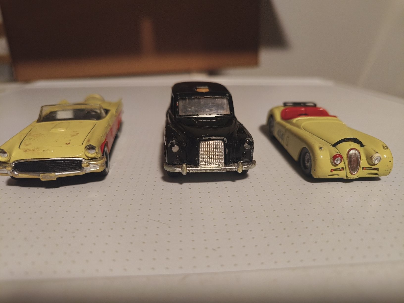 Corgi Toys Modellini d'auto: 3er Set Corgi Oldtimer Modelle Austin Taxi, Ford Thunderbird – Usato da Scherzingen venduto da The-C 1