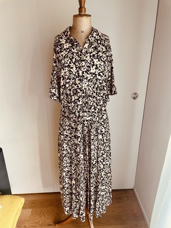 Sommerliches H&M Midikleid mit Blumenmuster, Grösse 38