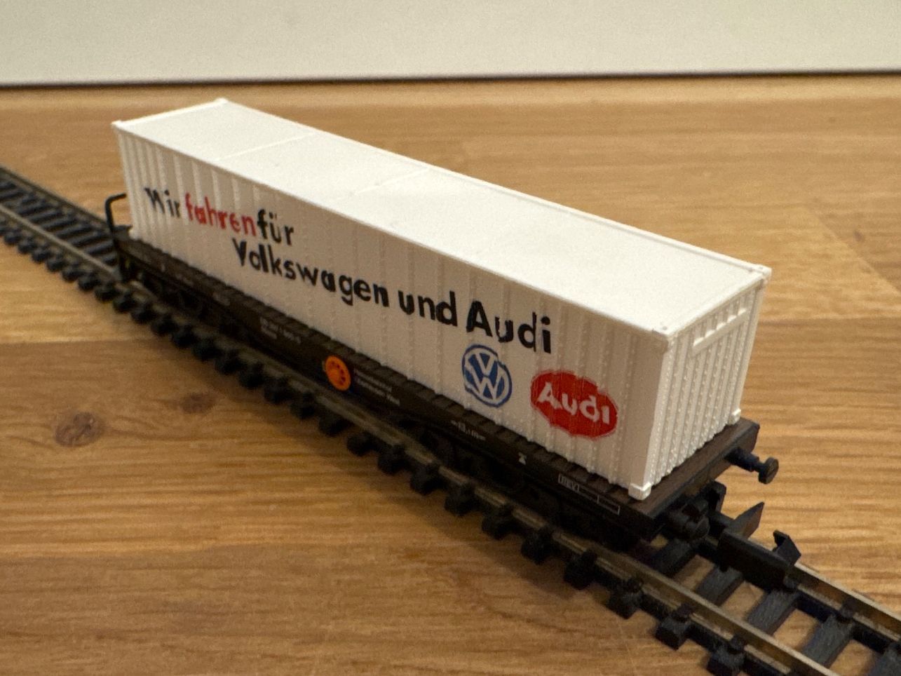 Arnold Modellini di ferrovie: Arnold 70551 Flachwagen mit Container – Nuovo (secondo la descrizione) da Schlierbach venduto da Look8 1