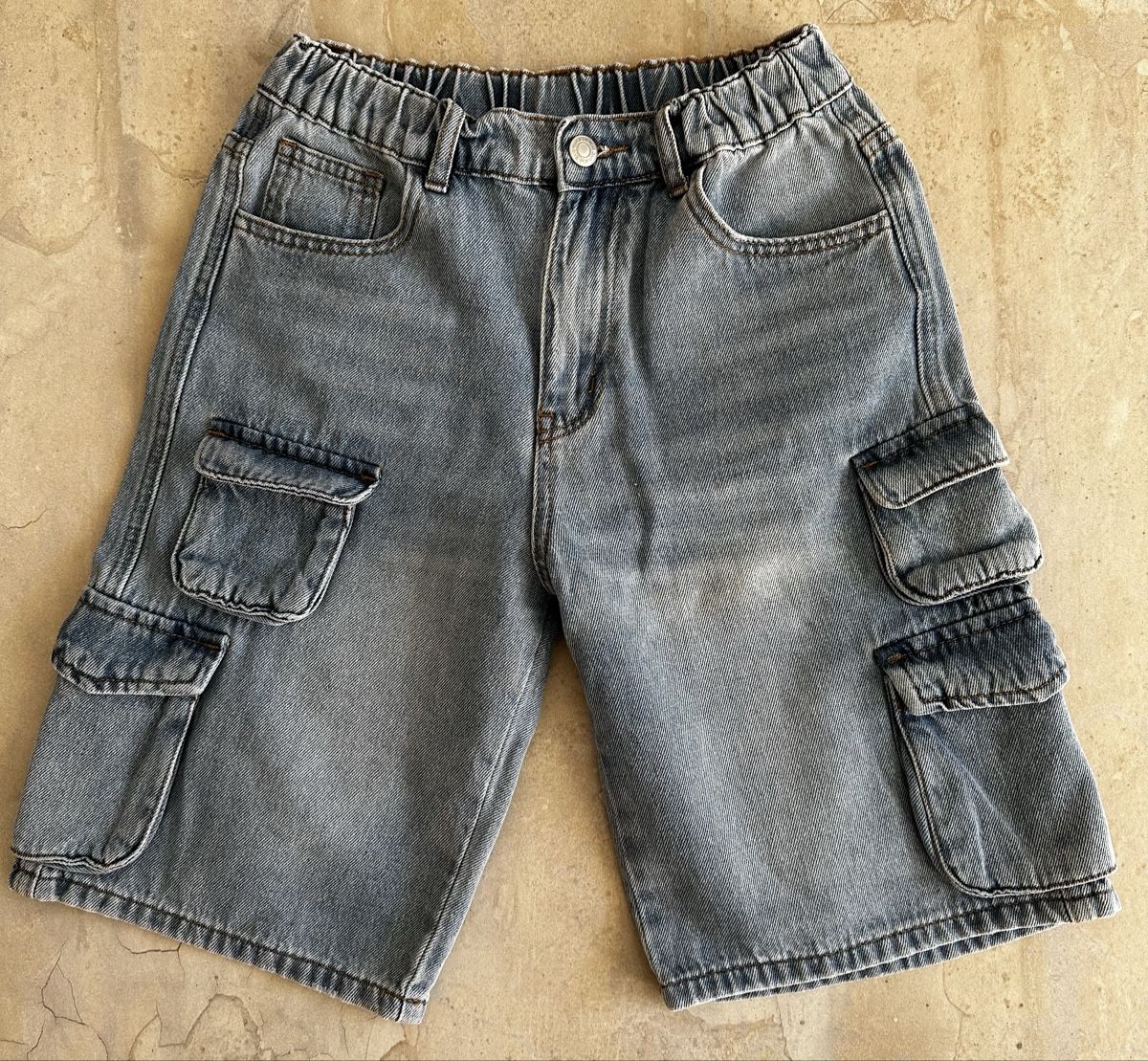 Pantaloni: Short cargo en jean élastique avec poches – Nuovo (secondo la descrizione) da Grône venduto da Amte73