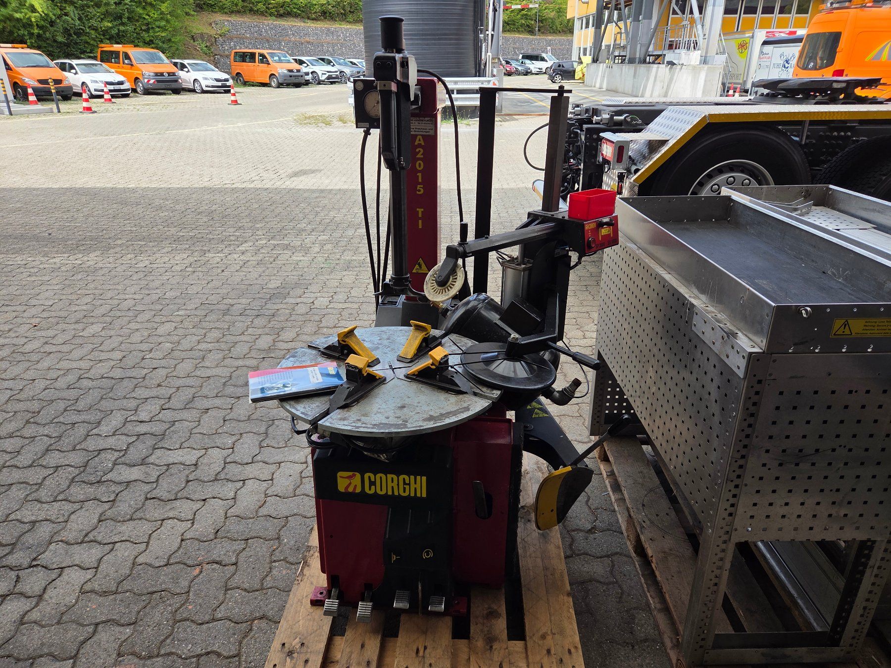 Corghi Toutes les machines: Pneumontiermaschine Gorghi A2015TI – D'occasion à Sissach par ein_xz27 1