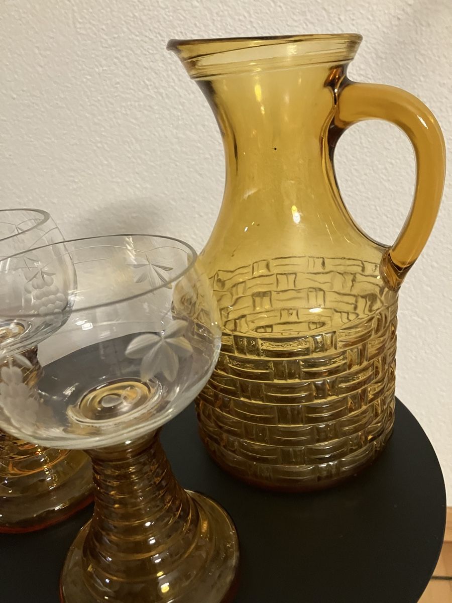 Caraffe: 1970er Bormioli bernsteinfarbige Glaskaraffe & 2 Weingläser – Usato da Stäfa venduto da ummroxana 2