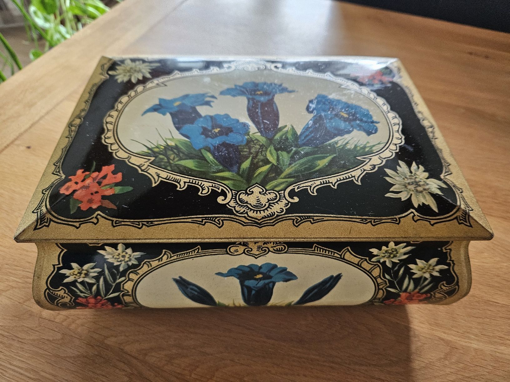 Tutte le decorazioni: Blechdose von der Blechwarenfabrik Gebrüder Hoffmann, Thun – Usato da Rüti ZH venduto da Moli8 2