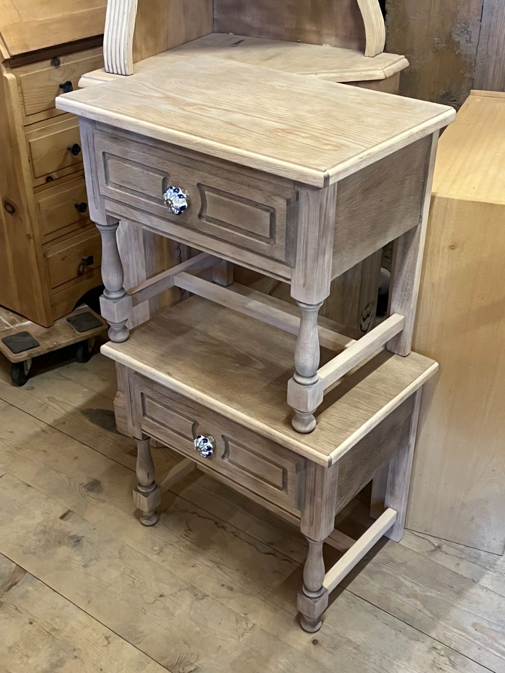 Comodini: ART 1002-I Paire de tables de nuit sablé – Usato da Pont-La-Ville venduto da BCMGLEAL
