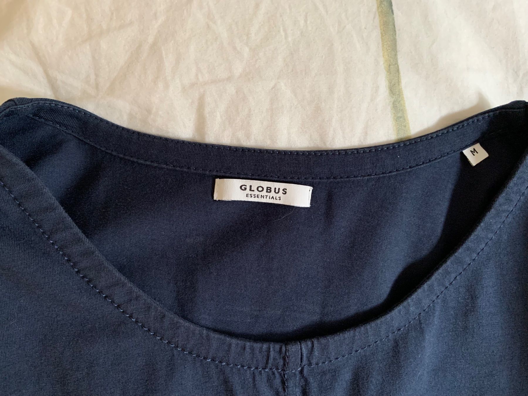 Globus T-shirt: Dunkelblaues Globus T-Shirt Gr. M – Usato da Ennetbaden venduto da usemiste 2