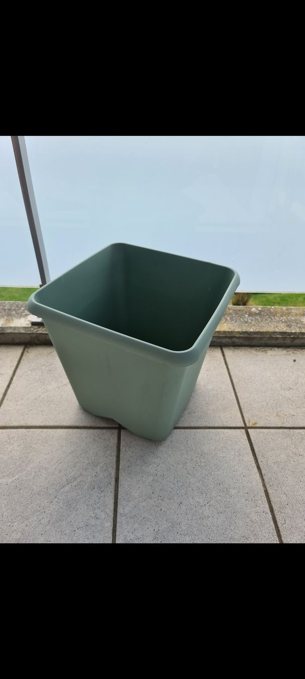 Vasi per fiori: Pflanzentopf neu grün – Nuovo (secondo la descrizione) da Emmenbrücke venduto da gatasalvache 1