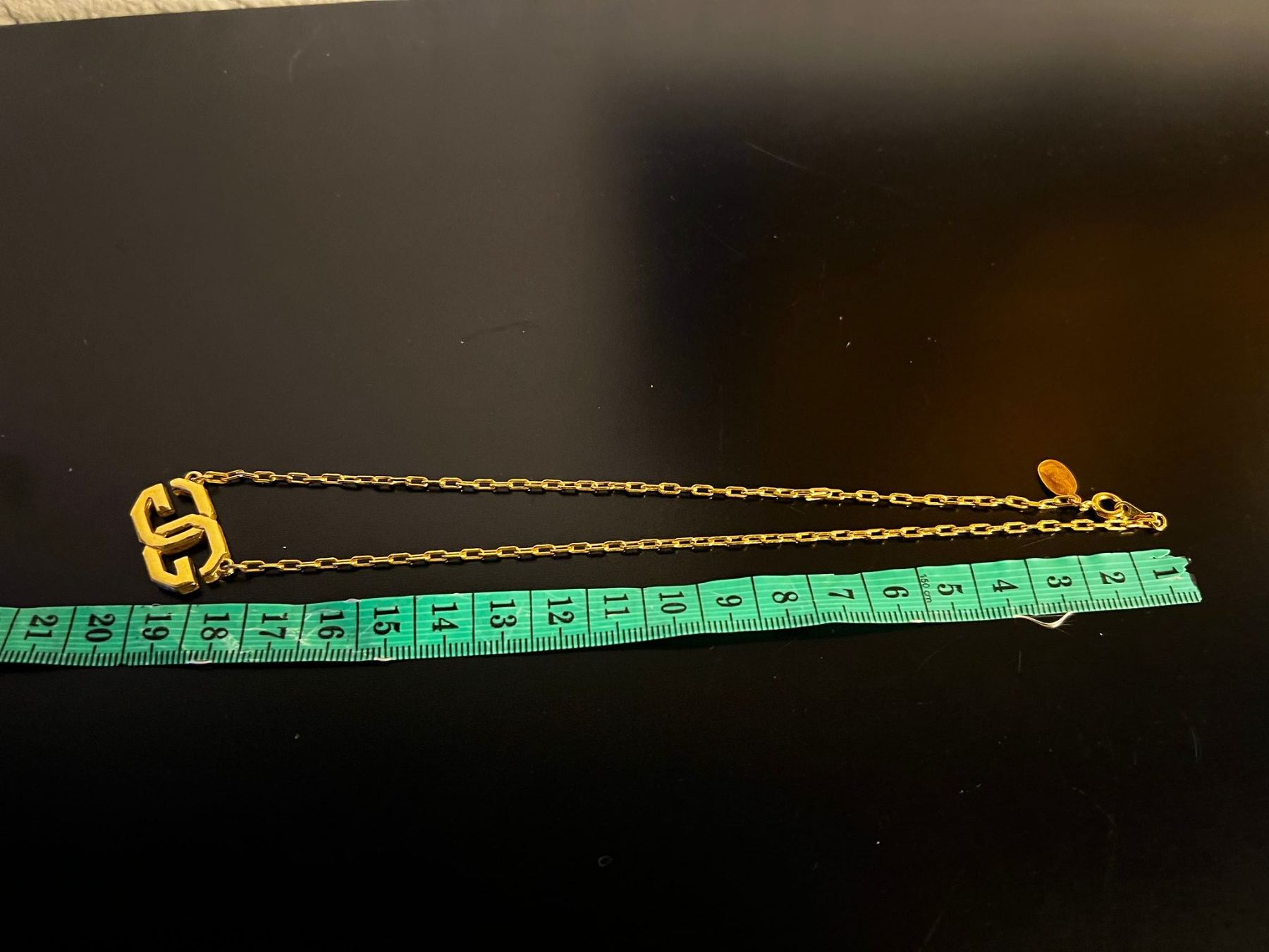 Givenchy Catenine: Givenchy Halskette – Goldfarben Logo Design – Usato da Winterthur venduto da Dejv 2