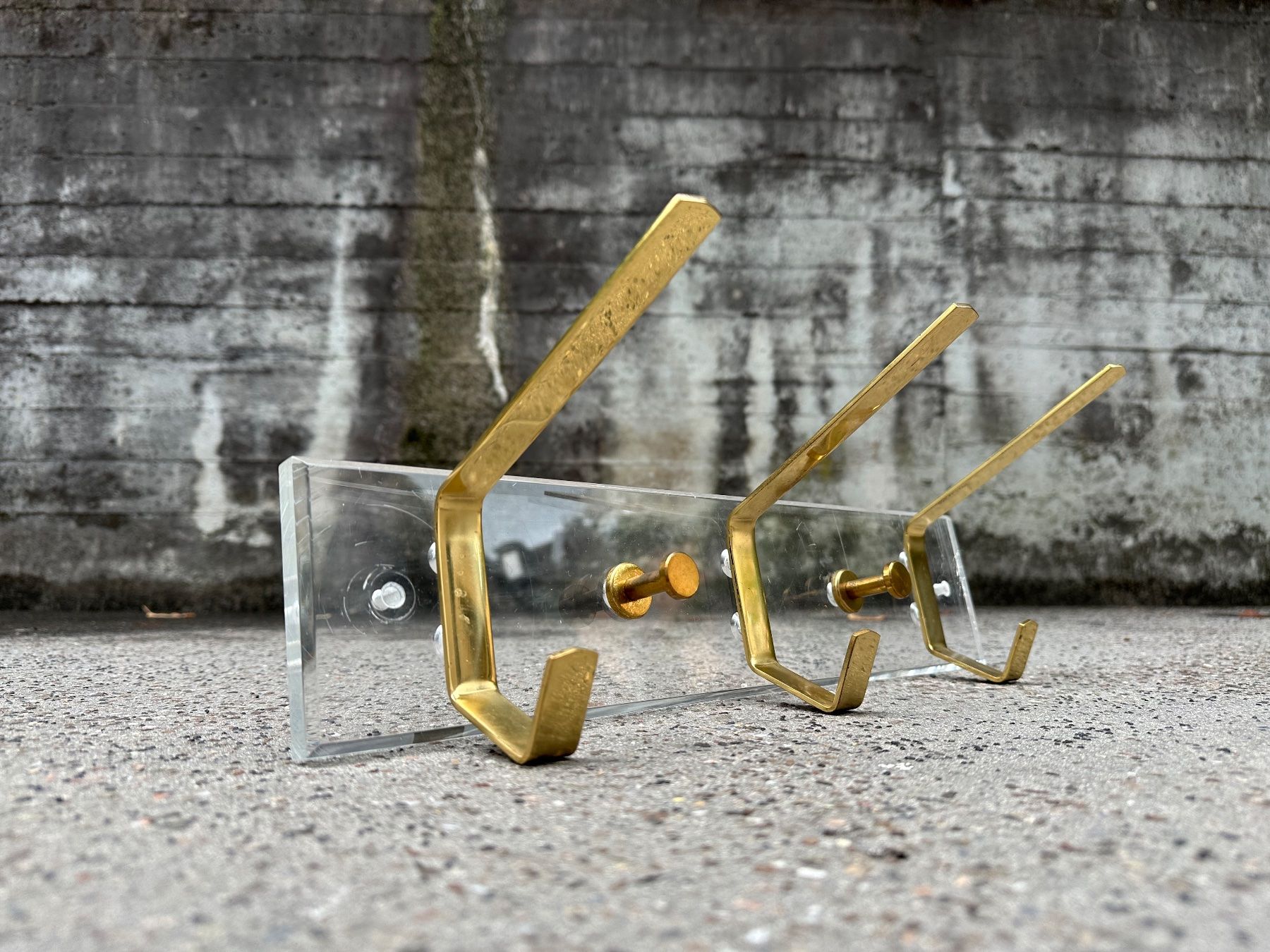 Guardaroba: Vintage Plexiglas / Messing Wandgarderobe – Usato da Zürich venduto da frauflufelberg