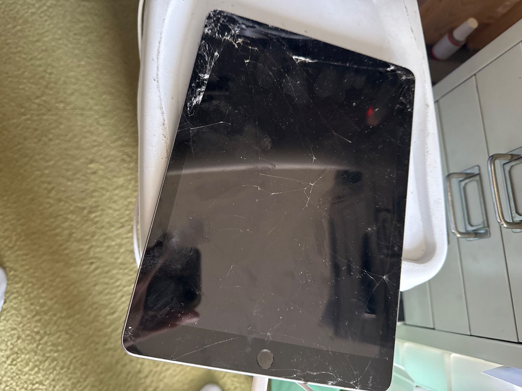 Apple Tablet PC: Ipad 6. Generation - A1893 - icloude – Difettoso da Olten venduto da HoYa01 1