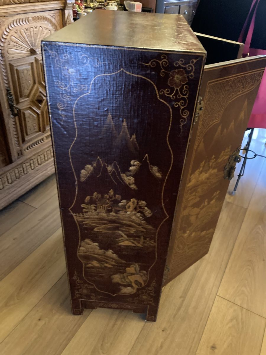 Cassettiere: Meuble asiatique, décor montagne et or – Usato da Bursinel venduto da SeveralLives 5